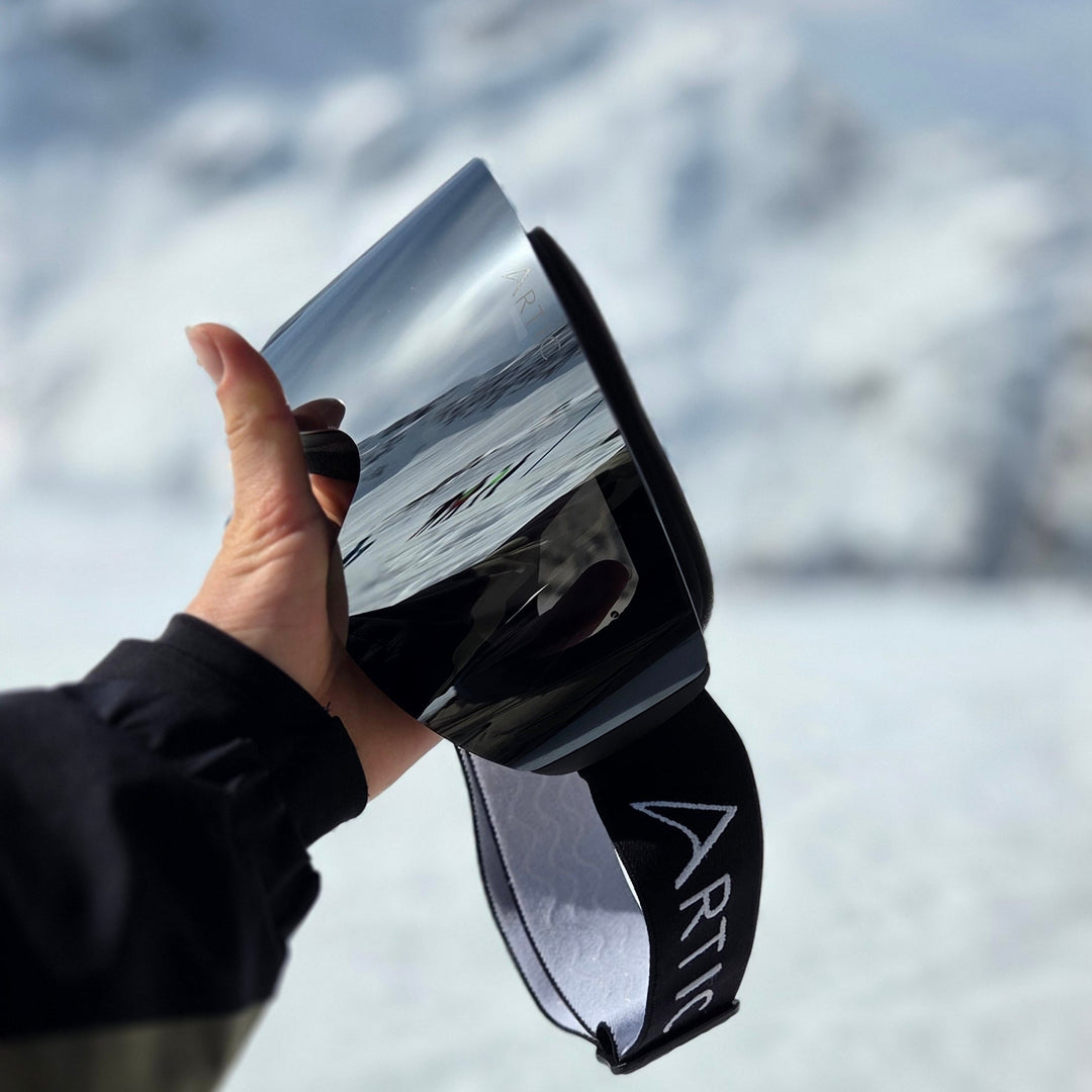Skibril met zilvere afneembare lens in de sneeuw
